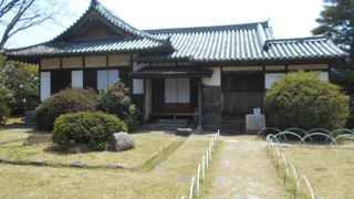 天守閣前の広い公園内には御湯殿など多くの見どころがあります。