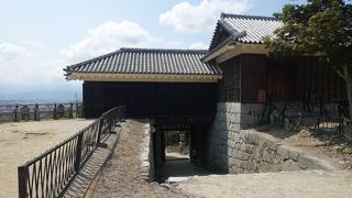 背後から攻める仕掛け