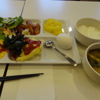 ブッフェ式の朝食　おにぎりや巻き寿司もあります