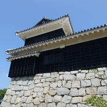 門の西につながる太鼓櫓。