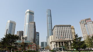 ヨーロッパ風の建物にぐるりと囲まれています