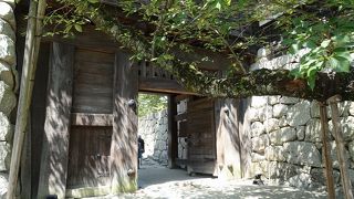 東西の櫓とつながった防衛線