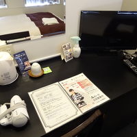 デスクは使いやすい　グラスの備品が欲しい