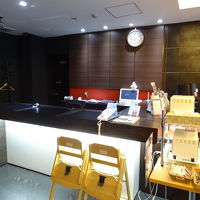 フロント　ロビーはやや手狭