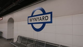 駅構内にコールスがあります