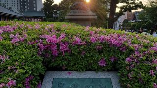 植込みの中の現代彫刻