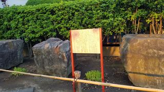 かつての山門の大きな礎石