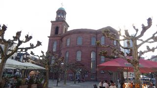 旧市庁舎の北側の広場に建つ教会