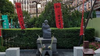 宝蔵門近くの慰霊のお地蔵さん