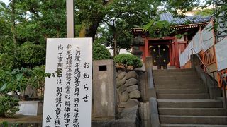 境内の高台にある弁天