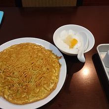焼きそばと杏仁豆腐