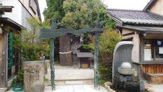 ユニークな小さな神社