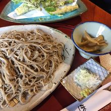 新潟産の山菜の天ぷらともりそば