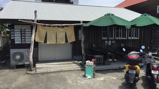 ビーチ近くでボリューム満点の定食