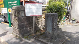 ナポリ通り沿いにあります。