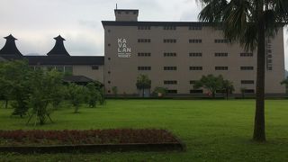 南国の高級ウイスキー工場