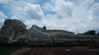 涅槃像が絵になる「ワットローカヤスッター」