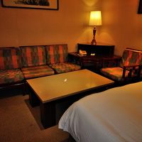 絨毯、カーテン、家具などかなり古い