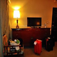 スイートルームのリビング。ソファは所々しみなどあり