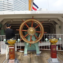 船体後部の舵輪