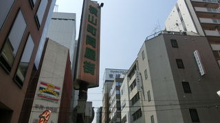 大伝馬町から横山町にかけて呉服問屋が続きます