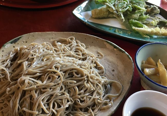 雰囲気のいい古民家の蕎麦屋さんです。