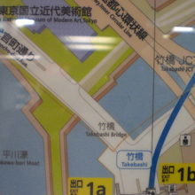 竹橋は、内堀通りから代官町通りに入った場所に架けられた橋です