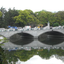 竹橋は、皇居の清水濠に架けられた白色の３連式のアーチ橋です。