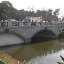 竹橋には、３つのアーチがありますが、うち２つがを船が通れます