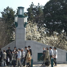竹橋交差点寄りの南側の親柱です。傍に、竹橋御門跡があります。