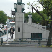 竹橋の親柱と橋脚に掲げられた標示の様子です。竹橋交差点側です