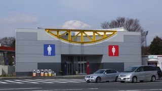 トイレは本館の反対側にもあります。きれいです。