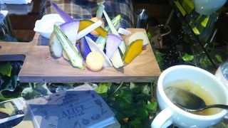 自然を意識した店内が印象的