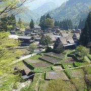 山間に世界遺産の合掌造り集落が広がる、穏やかでほっこりできる場所です