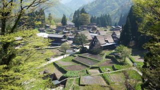 山間に世界遺産の合掌造り集落が広がる、穏やかでほっこりできる場所です