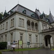 松山城の麓に建つフランス風洋館