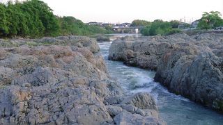 迫力ある奇岩が並ぶ