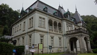 松山城の麓に建つフランス風洋館