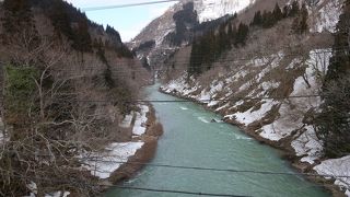 庄川を挟んだあっちとこっち...