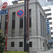 山梨中央銀行東京支店は、今川橋交差点の南にあり、国道１７号線沿いです。