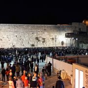 エルサレムの旧市街はイスラエルで一番の観光地で嘆きの壁や墳墓教会を見る事ができます。