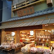 観音通りの老舗煎餅店