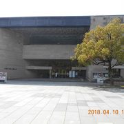 福山城公園の下にある広場の　最も駅寄りに建っています。