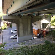 龍山橋の下にお店はあります。