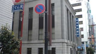 山梨中央銀行東京支店は、今川橋交差点の南にあり、国道１７号線沿いです。