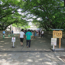 「市役所」駅からは東門が近いものの、正門まで少し歩きました