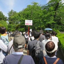 天守閣へは、あっという間に長蛇の列ができました