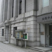 国道１７号線に面した山梨中央銀行東京支店の入口玄関の様子です