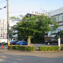 「中岡崎」駅、そのロータリー向かい側にあるお店です