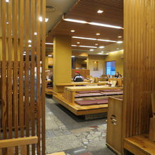 私はテーブル席、普通の座敷席と低い椅子付の座敷もありました